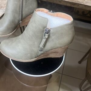 Ladies ankle boots Report brand Size 8 NWOT